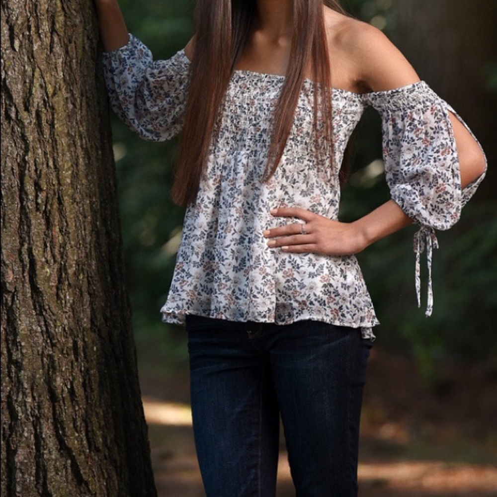 American Eagle floral off the shoulder shirt. Size small. Worn once.